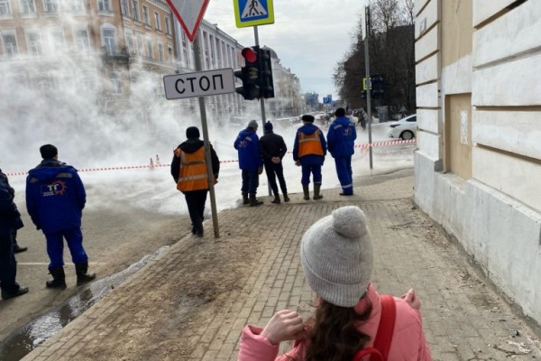 Центр Твери заволокло паром из-за прорыва на магистрали Центр Твери заволокло паром из-за прорыва на магистрали