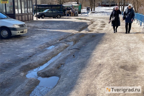 УК превратили дороги и тротуары возле домов в Твери в обледеневший Мордор УК превратили дороги и тротуары возле домов в Твери в обледеневший Мордор