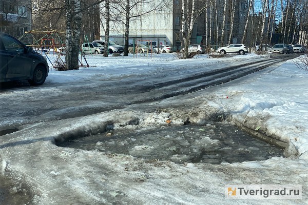 УК превратили дороги и тротуары возле домов в Твери в обледеневший Мордор УК превратили дороги и тротуары возле домов в Твери в обледеневший Мордор