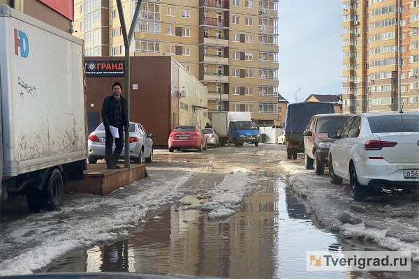 УК превратили дороги и тротуары возле домов в Твери в обледеневший Мордор УК превратили дороги и тротуары возле домов в Твери в обледеневший Мордор