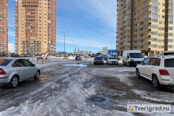 УК превратили дороги и тротуары возле домов в Твери в обледеневший Мордор УК превратили дороги и тротуары возле домов в Твери в обледеневший Мордор