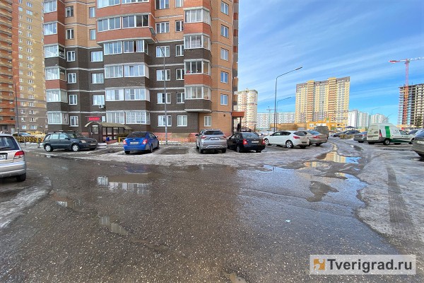 УК превратили дороги и тротуары возле домов в Твери в обледеневший Мордор УК превратили дороги и тротуары возле домов в Твери в обледеневший Мордор
