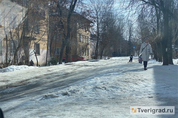 УК превратили дороги и тротуары возле домов в Твери в обледеневший Мордор УК превратили дороги и тротуары возле домов в Твери в обледеневший Мордор