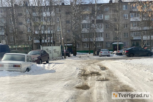УК превратили дороги и тротуары возле домов в Твери в обледеневший Мордор УК превратили дороги и тротуары возле домов в Твери в обледеневший Мордор