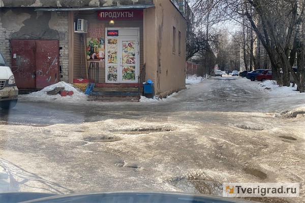 УК превратили дороги и тротуары возле домов в Твери в обледеневший Мордор УК превратили дороги и тротуары возле домов в Твери в обледеневший Мордор