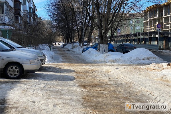 УК превратили дороги и тротуары возле домов в Твери в обледеневший Мордор УК превратили дороги и тротуары возле домов в Твери в обледеневший Мордор