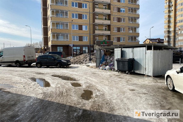 УК превратили дороги и тротуары возле домов в Твери в обледеневший Мордор УК превратили дороги и тротуары возле домов в Твери в обледеневший Мордор