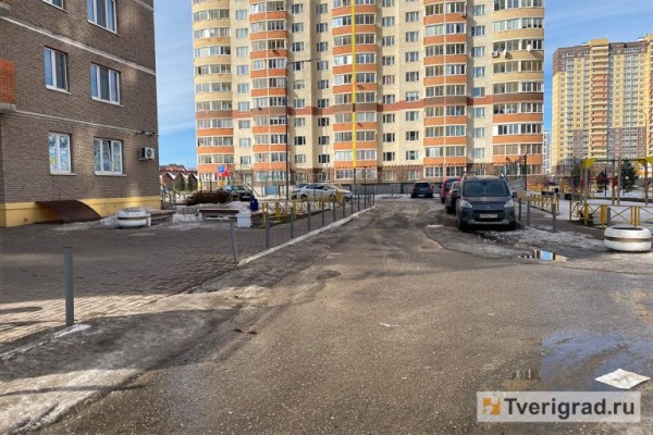 УК превратили дороги и тротуары возле домов в Твери в обледеневший Мордор УК превратили дороги и тротуары возле домов в Твери в обледеневший Мордор