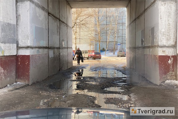 УК превратили дороги и тротуары возле домов в Твери в обледеневший Мордор УК превратили дороги и тротуары возле домов в Твери в обледеневший Мордор