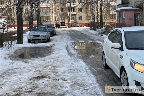 УК превратили дороги и тротуары возле домов в Твери в обледеневший Мордор УК превратили дороги и тротуары возле домов в Твери в обледеневший Мордор