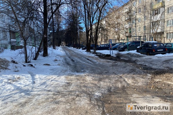 УК превратили дороги и тротуары возле домов в Твери в обледеневший Мордор УК превратили дороги и тротуары возле домов в Твери в обледеневший Мордор