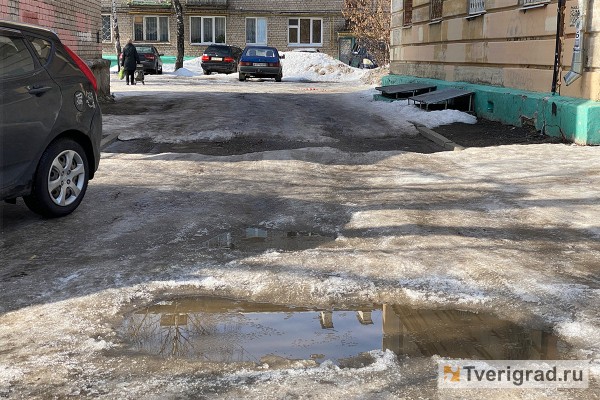 УК превратили дороги и тротуары возле домов в Твери в обледеневший Мордор УК превратили дороги и тротуары возле домов в Твери в обледеневший Мордор