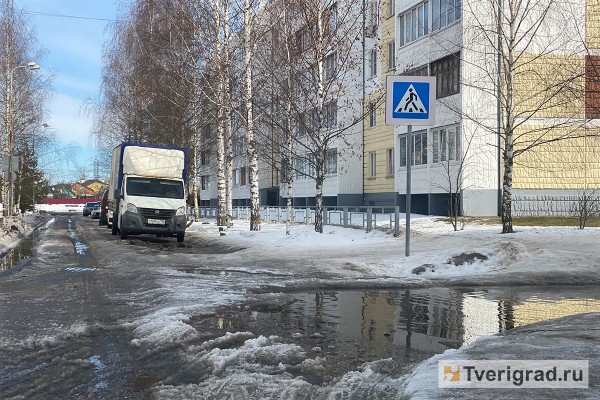 УК превратили дороги и тротуары возле домов в Твери в обледеневший Мордор УК превратили дороги и тротуары возле домов в Твери в обледеневший Мордор