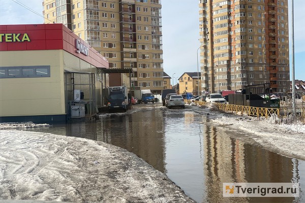 УК превратили дороги и тротуары возле домов в Твери в обледеневший Мордор УК превратили дороги и тротуары возле домов в Твери в обледеневший Мордор