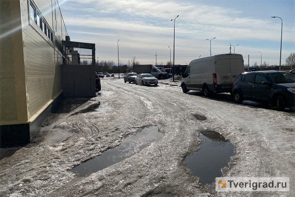 УК превратили дороги и тротуары возле домов в Твери в обледеневший Мордор УК превратили дороги и тротуары возле домов в Твери в обледеневший Мордор