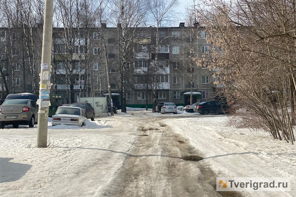 УК превратили дороги и тротуары возле домов в Твери в обледеневший Мордор УК превратили дороги и тротуары возле домов в Твери в обледеневший Мордор