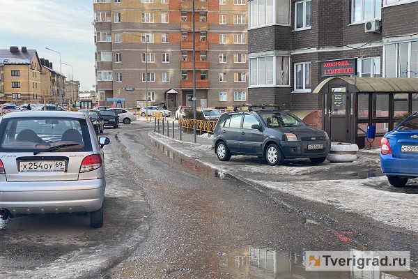 УК превратили дороги и тротуары возле домов в Твери в обледеневший Мордор УК превратили дороги и тротуары возле домов в Твери в обледеневший Мордор