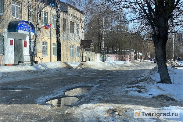 УК превратили дороги и тротуары возле домов в Твери в обледеневший Мордор УК превратили дороги и тротуары возле домов в Твери в обледеневший Мордор