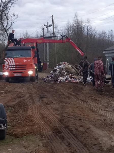 В Тверской области мусоровоз провалился в траншею газопровода