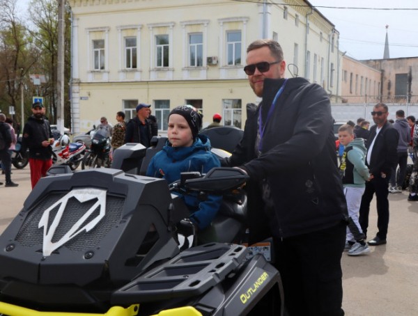 Во Ржеве байкеры открыли сезон мотопробегом по улицам города