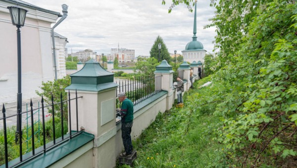 В Твери волонтеры ремонтируют ограду одной из старейших церквей города В Твери волонтеры ремонтируют ограду одной из старейших церквей города