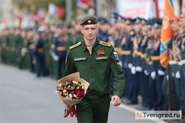 День Победы, рождения и любви: репортаж с парада на площади Михаила Тверского в Твери День Победы, рождения и любви: репортаж с парада на площади Михаила Тверского в Твери