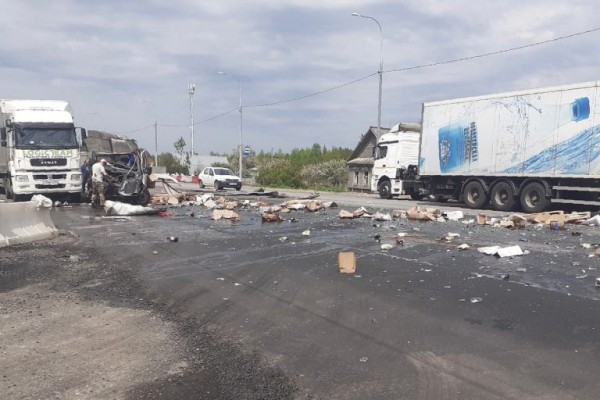 В Тверской области в результате ДТП с фурой трассу залило вином В Тверской области в результате ДТП с фурой трассу залило вином