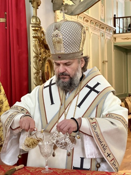 Митрополит Амвросий освятил новые антиминсы для тверских храмов
