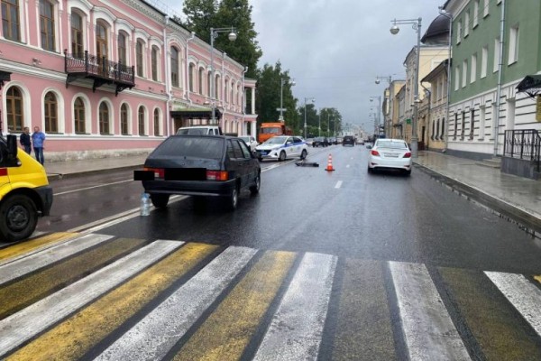 На пешеходном переходе в Твери сбили самокатчика