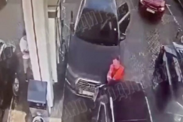 Рабочего заправки в Эммауссе зажало между машинами Рабочего заправки в Эммауссе зажало между машинами