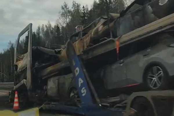 Самосвал и автовоз с иномарками сгорели дотла после ДТП на трассе М-11 Самосвал и автовоз с иномарками сгорели дотла после ДТП на трассе М-11