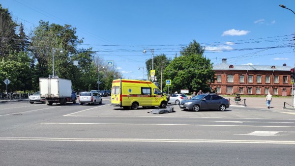 В центре Твери иномарка врезалась в скорую, спешащую на вызов В центре Твери иномарка врезалась в скорую, спешащую на вызов