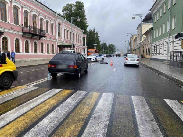 В центре Твери сбили самокатчика В центре Твери сбили самокатчика