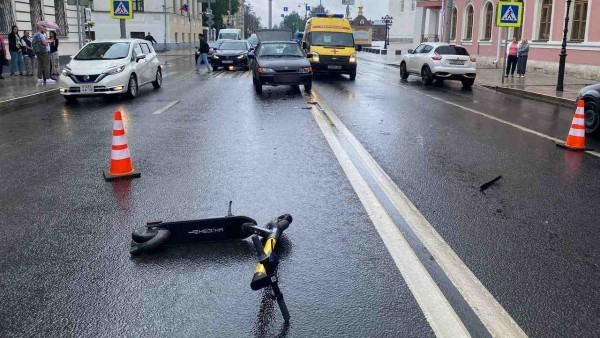 В центре Твери сбили самокатчика В центре Твери сбили самокатчика
