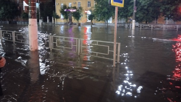 Тверь ночью после дождя затопило Тверь ночью после дождя затопило