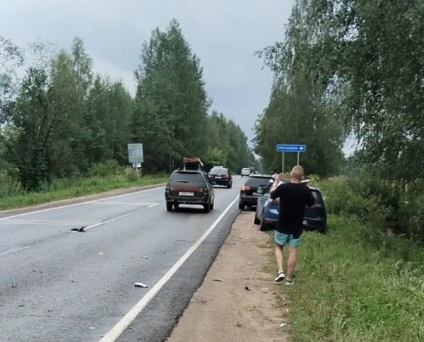 Авария в Тверской области: один автомобиль улетел в кусты, другой &ndash; в канаву