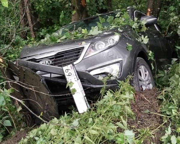 Авария в Тверской области: один автомобиль улетел в кусты, другой &ndash; в канаву