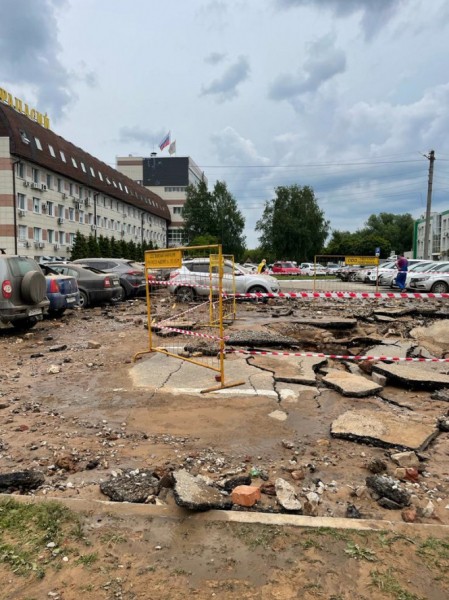 Коммунальный гейзер в Твери повредил более десятка авто и разворотил парковку