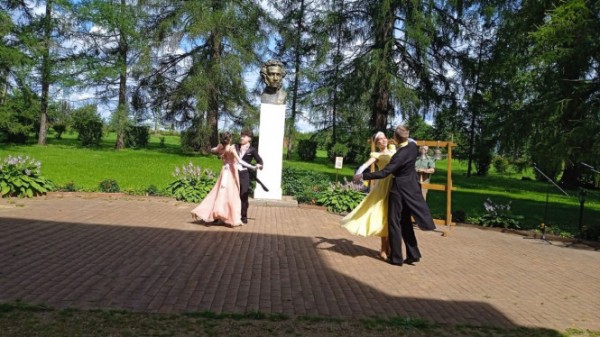 В музее Пушкина в Берново на фестивале выступят гусляры, звонари и гармонисты В музее Пушкина в Берново на фестивале выступят гусляры, звонари и гармонисты