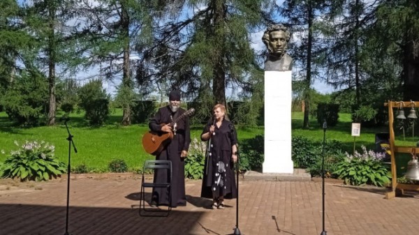 В музее Пушкина в Берново на фестивале выступят гусляры, звонари и гармонисты В музее Пушкина в Берново на фестивале выступят гусляры, звонари и гармонисты