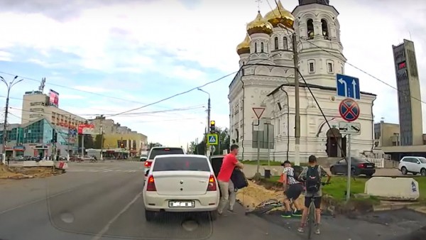 В Твери пассажир такси сбил дверью велосипедиста В Твери пассажир такси сбил дверью велосипедиста