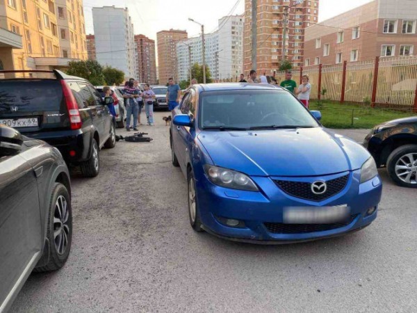 В Твери во дворе дома в Заволжье сбили ребёнка на самокате