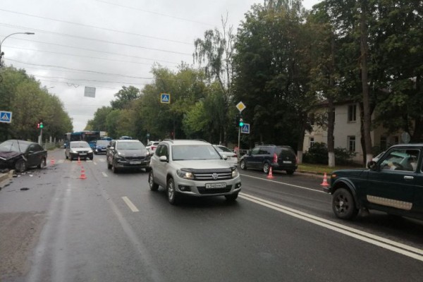 Водитель пострадал при столкновении автомобилей на Петербургском шоссе в Твери Водитель пострадал при столкновении автомобилей на Петербургском шоссе в Твери
