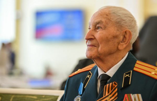 Игорь Руденя в День Государственного флага РФ вручил награды тверитянам Игорь Руденя в День Государственного флага РФ вручил награды тверитянам