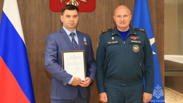 Глава МЧС России Александр Куренков наградил бывшего тверского министра Глава МЧС России Александр Куренков наградил бывшего тверского министра