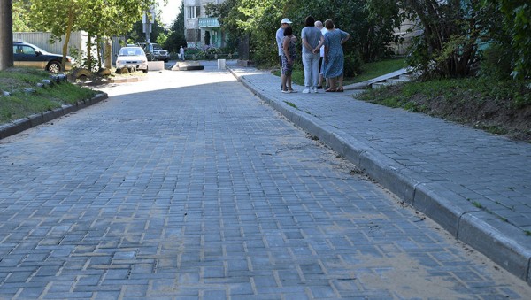 В Твери на Можайского тротуары и проезжую часть выложили брусчаткой В Твери на Можайского тротуары и проезжую часть выложили брусчаткой