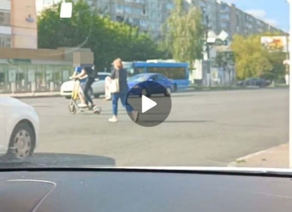 В Твери сотрудники ГИБДД оштрафовали подростков на электросамокатах В Твери сотрудники ГИБДД оштрафовали подростков на электросамокатах