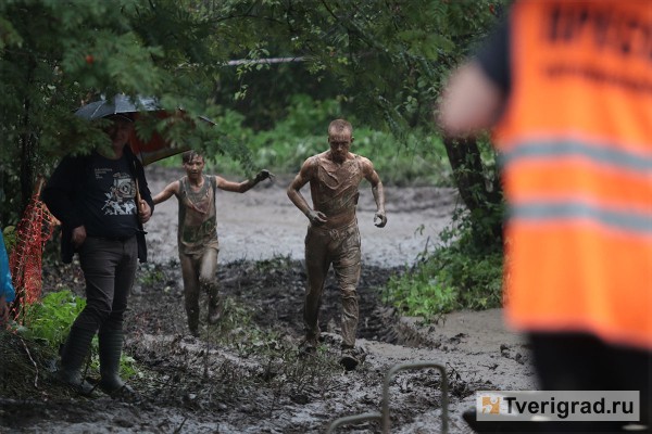 Грязь для титанов: в Твери грузовики соревновались на бездорожье под дождём Грязь для титанов: в Твери грузовики соревновались на бездорожье под дождём
