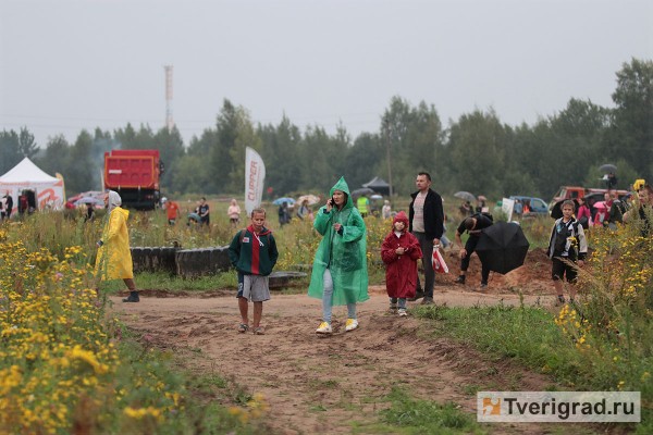 Грязь для титанов: в Твери грузовики соревновались на бездорожье под дождём Грязь для титанов: в Твери грузовики соревновались на бездорожье под дождём