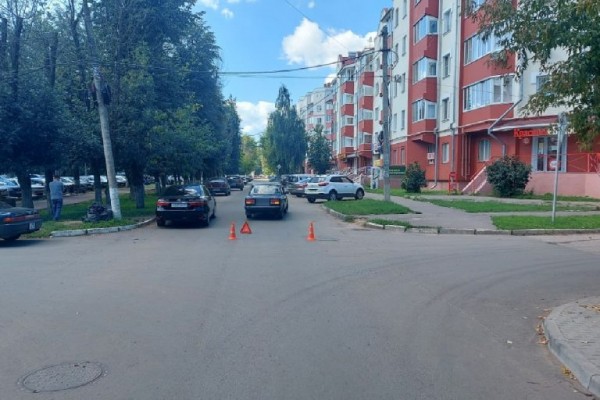 В Твери 4-летний мальчик вырвался из рук взрослых и попал под колёса машины В Твери 4-летний мальчик вырвался из рук взрослых и попал под колёса машины
